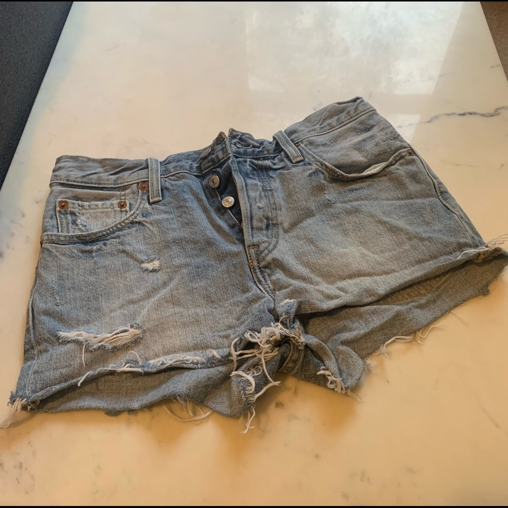 Size 27 Levi shorts